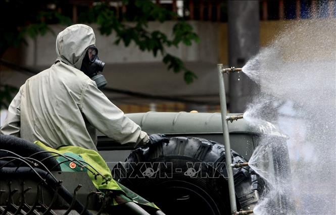 Trong ảnh: Lực lượng lực lượng hóa học Quân khu 3 phun khử khuẩn Bệnh viện Đa khoa tỉnh Thái Bình. Ảnh: Thế Duyệt – TTXVN 