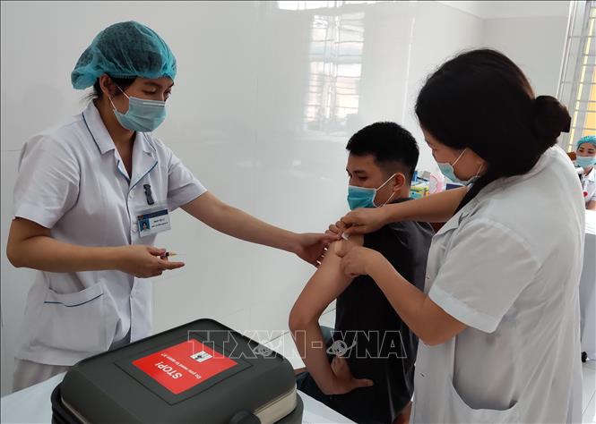 Cán bộ y tế Bệnh viên đa khoa tỉnh Cao Bằng tiêm vacxin chống COVID-19 cho các đối tượng ưu tiên theo quy định. Ảnh: Quốc Đạt - TTXVN