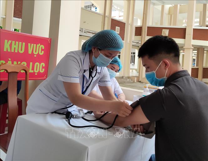 y bác sỹ Bệnh viên đa khoa tỉnh Cao Bằng khám sàng lọc trước khi tiêm vắc sin phòng chống COVID-19 cho các đối tượng ưu tiên.
Ảnh: Quốc Đạt - TTXVN