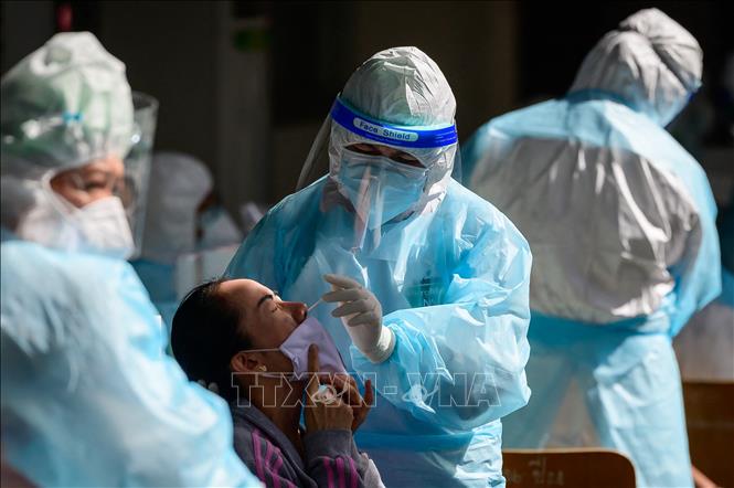 Trong ảnh: Nhân viên y tế lấy mẫu xét nghiệm COVID-19 tại Bangkok, Thái Lan. Ảnh: AFP/TTXVN