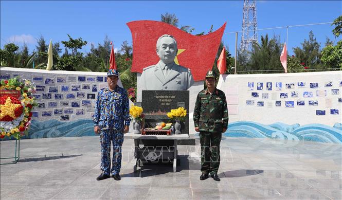Trong ảnh: Chuẩn Đô đốc Phan Tuấn Hùng - Phó Tư lệnh Quân chủng Hải quân và Thiếu tướng, PGS-TS-BS, Thầy thuốc nhân dân Nguyễn Hồng Sơn, Giám đốc Bệnh viện Quân y 175 trước tượng đài Đại tướng Võ Nguyên Giáp trên đảo Sơn Ca ngày 29/4/2021. Ảnh: Sỹ Tuyên, Thắng Trung, Phan Sáu – TTXVN