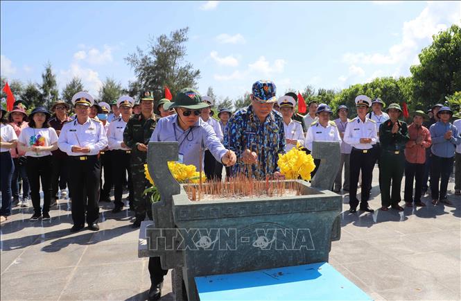 Trong ảnh: Chuẩn Đô đốc Phan Tuấn Hùng - Phó Tư lệnh Quân chủng Hải quân, Quân đội nhân dân Việt Nam cùng cán bộ, chiến sỹ dâng hương trước tượng đài Đại tướng Võ Nguyên Giáp trên đảo Sơn Ca ngày 29/4/2021. Ảnh: Sỹ Tuyên, Thắng Trung, Phan Sáu – TTXVN