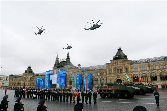 Trong ảnh: Lần đầu tiên đội hình 3 chiếc trực thăng hạng nặng Mi-26 tham gia cuộc duyệt binh. Ảnh: Trần Hiếu - PV TTXVN tại Nga