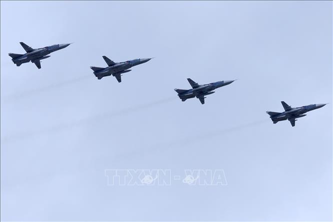 Trong ảnh: Biên đội máy bay cường kích Su-24 tham gia duyệt binh. Ảnh: Duy Trinh - PV TTXVN tại Nga