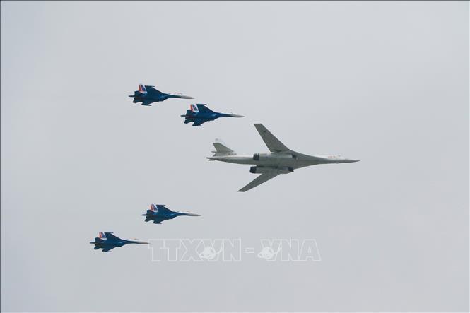 Trong ảnh: Đội bay gồm máy bay mang tên lửa chiến lược Tu-160 được 4 tiêm kích Su-35S hộ tống bay qua quảng trường Đỏ. Ảnh: Trần Hiếu - PV TTXVN tại Nga