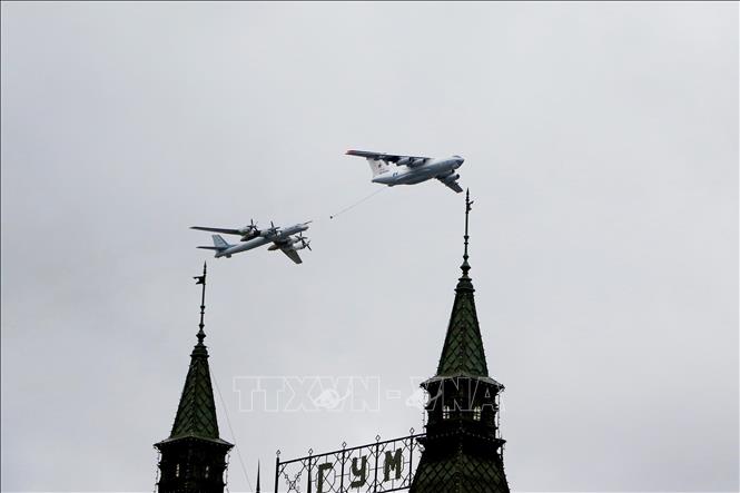 Trong ảnh: Máy bay vận tải tiếp dầu IL-78 và máy bay ném bom chiến lược Tu-95MS trình diễn tiếp nhiên liệu trên không. Ảnh: Trần Hiếu - PV TTXVN tại Nga
