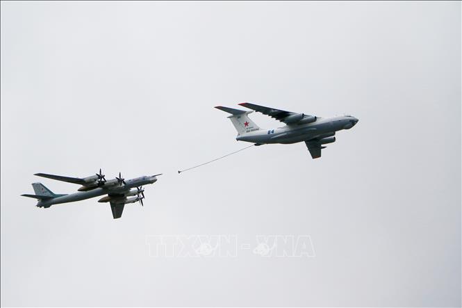Trong ảnh: Máy bay vận tải tiếp nhiên liệu trên không IL-78 và máy bay ném bom chiến lược Tu-95MS. Ảnh: Trần Hiếu - PV TTXVN tại Nga