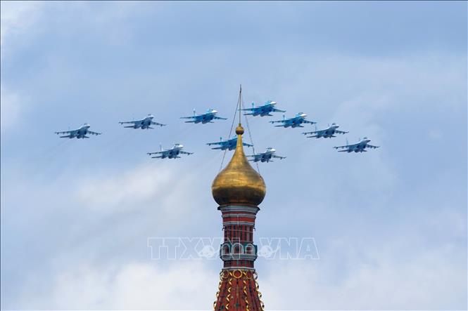 Trong ảnh: Đội hình máy bay chiến đấu Sukhoi gồm Su-35, Su-34 và Su-30SM bay qua quảng trường Đỏ. Ảnh: Trần Hiếu - PV TTXVN tại Nga
