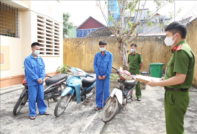 Trong ảnh: Các đối tượng trộm cắp xe máy và tang vật tại Công an Thị xã Phổ Yên. Ảnh: Hoàng Nguyên - TTXVN