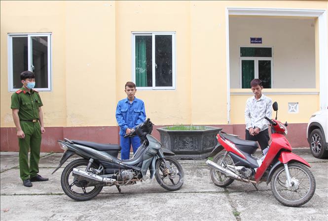 Trong ảnh: Các đối tượng trộm cắp xe máy và tang vật tại Công an huyện Võ Nhai. Ảnh: Hoàng Nguyên - TTXVN