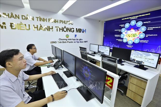 Trong ảnh: Trung tâm Điều hành và Giám sát thông minh (IOC) tỉnh Bình Phước đươc vận hành từ tháng 9/2020, do Tập đoàn Bưu chính viễn thông Việt Nam (VNPT) xây dựng ngày càng phát huy vai trò đắc lực trong hỗ trợ xây dựng chính quyền số. Ảnh: Minh Quyết – TTXVN