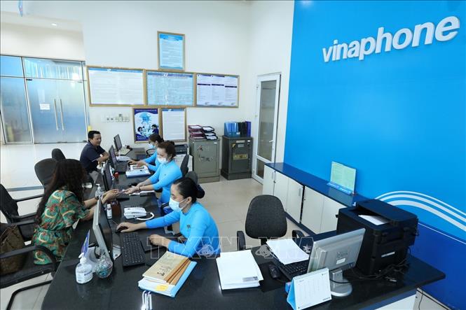 Trong ảnh: Khách đến giao dịch tại Trung tâm kinh doanh, VNPT Bình Phước. Ảnh: Minh Quyết – TTXVN