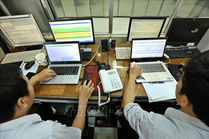 Trong ảnh: Xử lý kỹ thuật tại phòng Tổng đài (Trung tâm viễn thông Bình Phước). Ảnh: Minh Quyết - TTXVN 