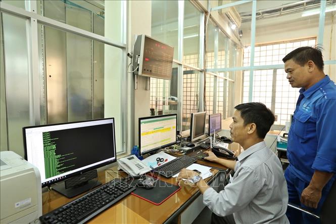 Trong ảnh: Xử lý kỹ thuật tại phòng Tổng đài (Trung tâm viễn thông Bình Phước). Ảnh: Minh Quyết - TTXVN 