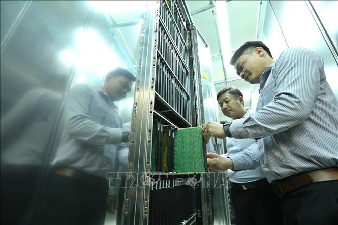 Trong ảnh: Nhân viên VNPT Bình Phước xử lý kỹ thuật tại phòng Tổng đài, hệ thống truyền dẫn. Ảnh: Minh Quyết – TTXVN