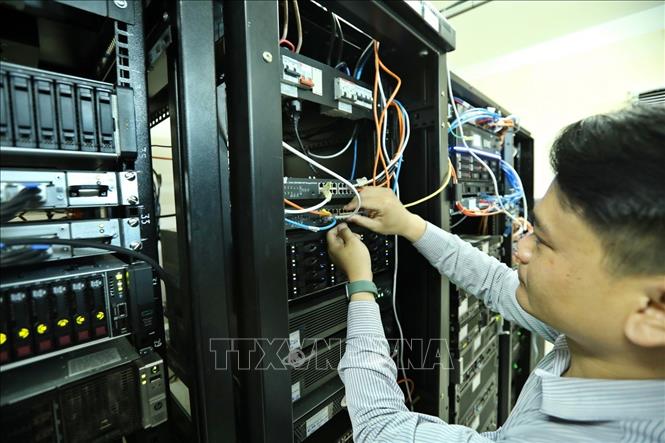Trong ảnh: Nhân viên VNPT Bình Phước xử lý kỹ thuật tại phòng Tổng đài, hệ thống truyền dẫn. Ảnh: Minh Quyết – TTXVN