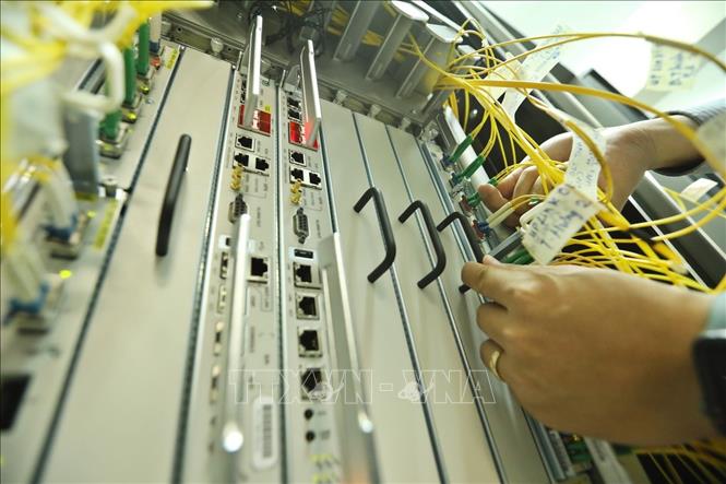 Trong ảnh: Nhân viên VNPT Bình Phước xử lý kỹ thuật tại phòng Tổng đài, hệ thống truyền dẫn. Ảnh: Minh Quyết – TTXVN