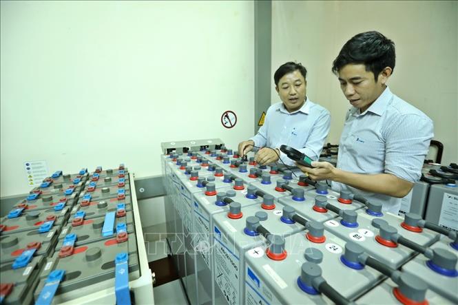 Trong ảnh: Nhân viên VNPT Bình Phước hệ thống nguồn dự phòng. Ảnh: Minh Quyết – TTXVN