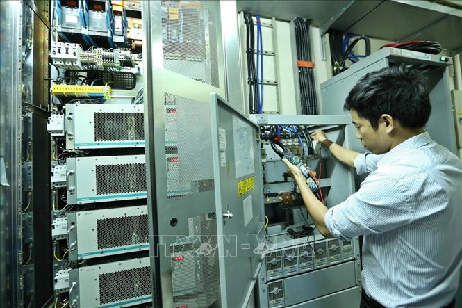Trong ảnh: Nhân viên VNPT Bình Phước hệ thống nguồn dự phòng. Ảnh: Minh Quyết – TTXVN
