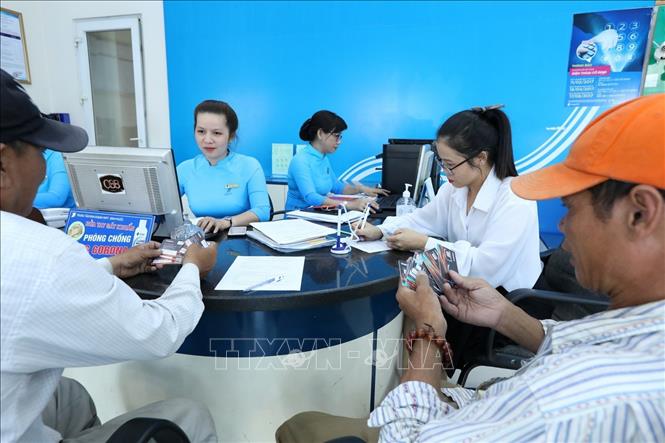 Trong ảnh: Khách đến giao dịch tại Trung tâm kinh doanh, VNPT Bình Phước. Ảnh: Minh Quyết – TTXVN