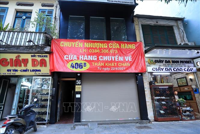 Trong ảnh: Kinh doanh ế ẩm, chi phí thuê mặt bằng cao nên cần chuyển nhượng cửa hàng. Ảnh: Phan Tuấn Anh - TTXVN