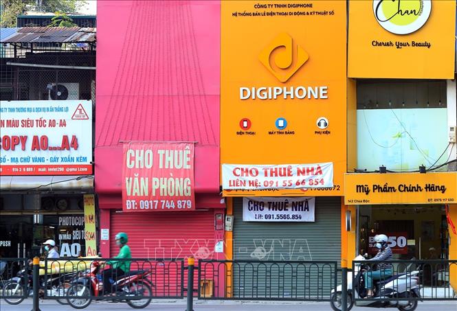Trong ảnh: Biển quảng cáo cho thuê nhà và văn phòng trên phố Chùa Bộc, quận Đống Đa. Ảnh: Phan Tuấn Anh - TTXVN