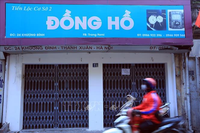 Trong ảnh: Một cửa hàng đóng cửa tìm khách đến thuê trên phố Khương Đình, quận Thanh Xuân. Ảnh: Phan Tuấn Anh - TTXVN