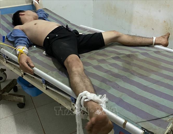 Trong ảnh: Trong quá trình kiểm tra, 1 đối tượng có biểu hiện sốc thuốc thể hoang tưởng đang nằm bơi trong phòng nên cơ quan chức năng phải đưa đi cấp cứu ngay và phải cột chặt chân, tay của đối tượng  để đảm bảo an toàn. Ảnh: TTXVN phát.
