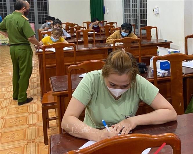 Trong ảnh: Chủ quán Cao Thị Loan (37 tuổi) và các đối tượng dương tính với ma túy được đưa về trụ sở Công an để làm việc. Ảnh: TTXVN phát.
