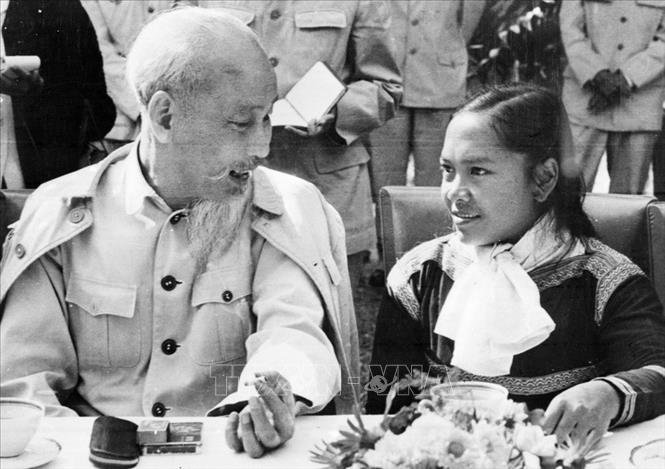 Trong ảnh: Chủ tịch Hồ Chí Minh hỏi chuyện thân mật với cháu Hay Đơn, thiếu nhi dân tộc Tây Nguyên ra thăm miền Bắc. Ảnh: TTXVN