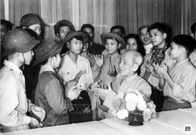 Trong ảnh: Chủ tịch Hồ Chí Minh với các cháu thiếu niên là dũng sĩ diệt Mỹ ở miền Nam ra thăm miền Bắc (3/1962). Ảnh: TTXVN
