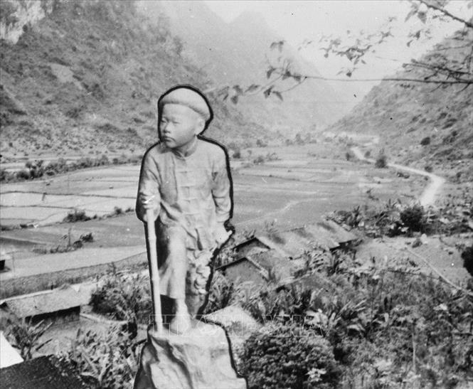 Trong ảnh: Tượng Anh hùng thiếu niên Kim Đồng, Đội trưởng đầu tiên của Đội Thiếu niên Tiền phong Hồ Chí Minh ở Cao Bằng. Kim Đồng, tên thật là Nông Văn Dền, dân tộc Nùng, quê ở thôn Nà Mạ, xã Trường Hà, huyện Hà Quảng (tỉnh Cao Bằng) đã hy sinh anh dũng khi đang làm nhiệm vụ canh gác cho cán bộ họp, ngày 15/2/1943, khi vừa tròn 14 tuổi. Ảnh: Tư liệu TTXVN