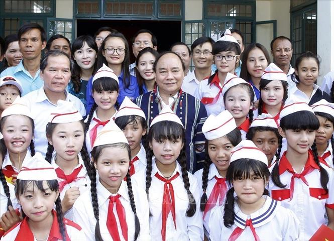 Trong ảnh:Thủ tướng Nguyễn Xuân Phúc với thiếu nhi xã N’ Thoil Hạ, huyện Đức Trọng, Lâm Đồng (2016). Ảnh: Thống Nhất-TTXVN