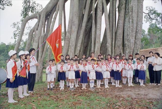 Trong ảnh: Lễ kết nạp đội viên Đội Thiếu niên Tiền phong Hồ Chí Minh của trường Tiểu học, Phổ thông Cơ sở Hồng Thái (Tuyên Quang) tại Cây đa Tân Trào lịch sử (1995). Ảnh: Đình Trân - TTXVN