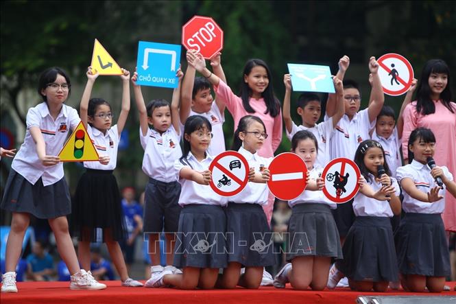 Trong ảnh: Thiếu niên Thủ đô tham gia Lễ phát động đi bộ vận động toàn dân đội mũ bảo hiểm cho trẻ em với chủ đề  