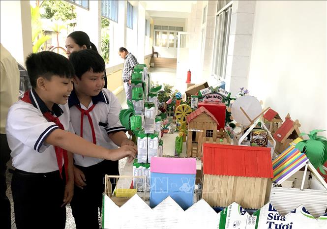 Trong ảnh: Các em học sinh tham quan những sản phẩm tại Cuộc thi Sáng tạo Thanh thiếu niên, nhi đồng lần thứ IX được tổ chức tại Vĩnh Long  (2020). Ảnh: Lê Thúy Hằng-TTXVN
