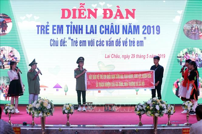 Trong ảnh: Trẻ em huyện Phong Thổ (Lai Châu) với phần thông điệp về nạn buôn bán người, buôn bán trẻ em tại Diễn đàn trẻ em Lai Châu năm 2019 với chủ đề: “Trẻ em với các vấn đề về trẻ em”   Ảnh: Anh Tuấn – TTXVN
