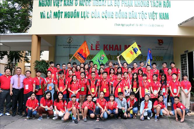 Trong ảnh: Các trại viên Trại hè thanh thiếu niên kiều bào Thành phố Hồ Chí Minh lần thứ 14 năm 2019 với chủ đề “Tự hào biển đảo quê hương” trước giờ lên đường. Ảnh: Xuân Khu-TTXVN.
