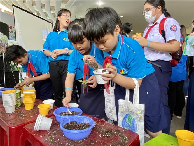 Trong ảnh: Các em học sinh tham gia hoạt động hướng dẫn trồng và chăm sóc cây xanh tại Lễ tổng kết chương trình “Vì Việt Nam xanh, sạch và an toàn cho trẻ em” năm 2020 và Ngày hội “Thiếu nhi với môi trường”. Ảnh: Hồng Giang - TTXVN.