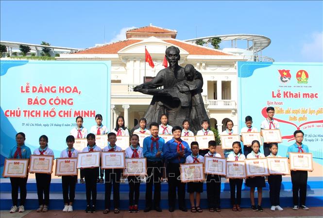 Trong ảnh: Trao tặng Bằng khen của Trung ương Đoàn cho thiếu nhi vượt khó học giỏi toàn quốc tại Liên hoan Thiếu nhi vượt khó học giỏi toàn quốc lần thứ 3 năm 2019 tại thành phố Hồ Chí Minh. Ảnh: Xuân Dự - TTXVN