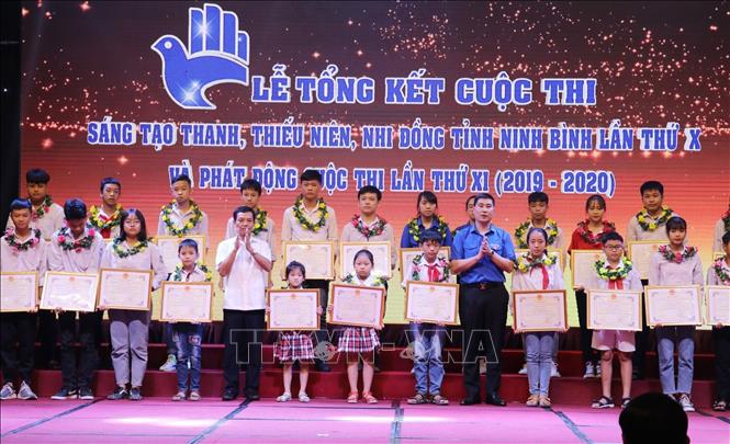 Trong ảnh: Ban tổ chức trao giải cho các học sinh có mô hình/sản phẩm xuất sắc tại Cuộc thi sáng tạo thanh, thiếu niên và nhi đồng tỉnh Ninh Bình lần thứ X (2019) . Ảnh: Đức Phương - TTXVN