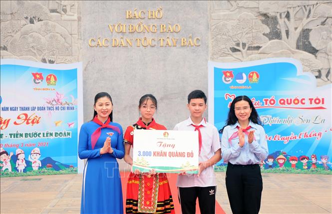 Trong ảnh: Trao tặng 3.000 chiếc khăn quàng đỏ của Hội Đồng đội Trung ương cho các em thiếu nhi tỉnh Sơn La tại Ngày hội “Thiếu nhi vui khỏe – Tiến bước lên đoàn” năm 2021. Ảnh: Quang Quyết-TTXVN