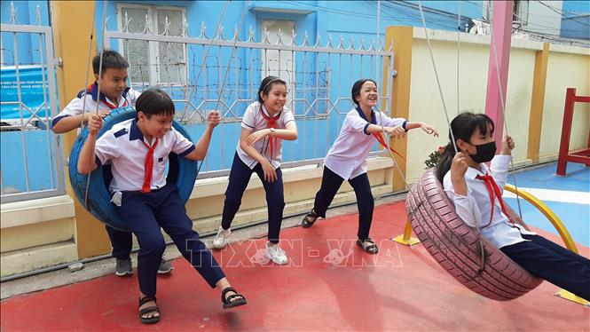 Trong ảnh: Học sinh trường Tiểu học Nguyễn Thái Bình, thị trấn Cần Giuộc, huyện Cần Giuộc vui thích trong khu vui chơi mới được Đoàn Đội các cấp thuộc Tỉnh Đoàn Long An trao tặng (2021). Ảnh: Đức Hạnh - TTXVN