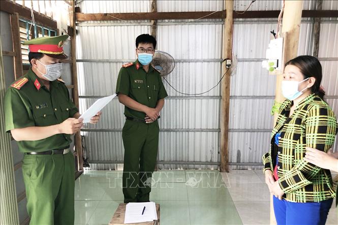 Trong ảnh: Cơ quan cảnh sát điều tra, Công an tỉnh Cà Mau đọc lệnh bắt tạm giam đối với bị can Hà Bạch Muội. Ảnh: Huỳnh Anh - TTXVN