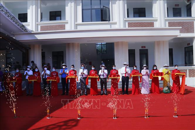 Các đại biểu cắt băng khánh thành Trạm Y tế xã Vĩnh Lợi (Sơn Dương, Tuyên Quang). Ảnh: Nam Sương - TTXVN