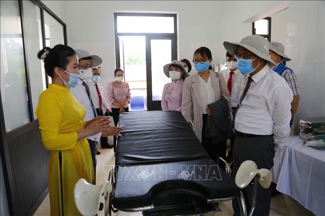 Trong ảnh: Các đại biểu tham quan Trạm y tế xã Vĩnh Lợi. Ảnh: Nam Sương - TTXVN