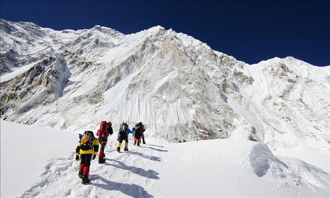 Trong ảnh: Các nhà leo núi và thành viên đoàn thám hiểm chuẩn bị chinh phục đỉnh Everest, Nepal ngày 2/5/2021. Ảnh: AFP/TTXVN