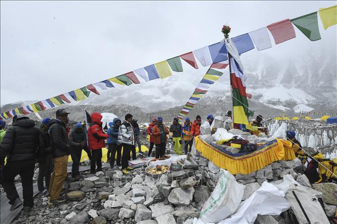Trong ảnh: Các nhà leo núi và thành viên đoàn thám hiểm chuẩn bị chinh phục đỉnh Everest, Nepal ngày 2/5/2021. Ảnh: AFP/TTXVN