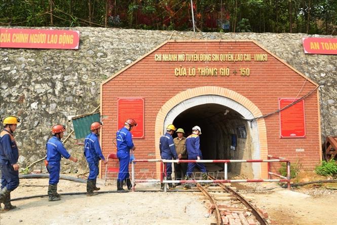 Trong ảnh: Thợ mỏ Chi nhánh Mỏ đồng Sin Quyền vào ca. Ảnh: Hồng Ninh-TTXVN