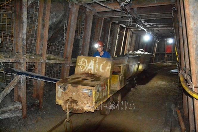 Trong ảnh: Thợ mỏ vận hành xe gòng chở quặng khai thác trong hầm lò ra ngoài. Ảnh: Hồng Ninh-TTXVN